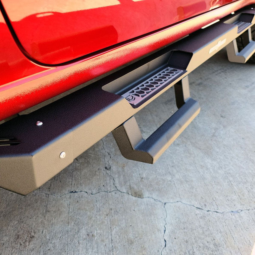 ATTITUDE MODULAR SIDE STEPS - BLACK - 2020-2022 CHEVY/GMC CREW CAB Chassis Unlimited Inc. 